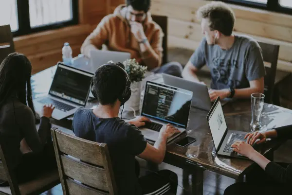 Equipo de desarrolladores colaborando en un proyecto