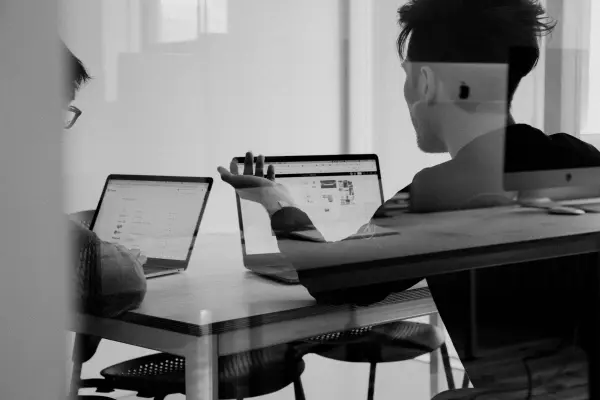 Profesionales estrechando manos - confianza y garantía